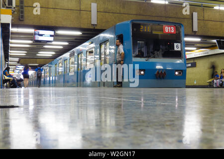 SANTIAGO, CHILE - Dezember 2014: Ein altes Santiago u NS 74 am Bahnhof El Llano Bahnhof Stockfoto