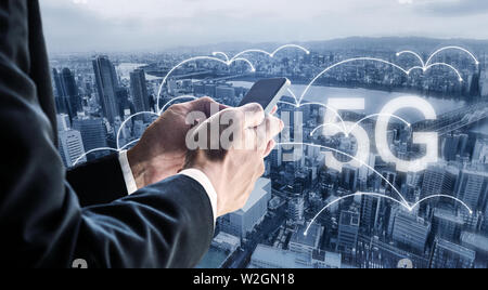 Internet Networking, 5G Internet und drahtlose Technologie. Geschäftsmann mit mobilen Smart Phone in der Stadt, und 5G-Netzwerk Stockfoto