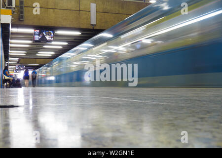 SANTIAGO, CHILE - Dezember 2014: Ein altes Santiago u NS 74 am Bahnhof El Llano Bahnhof Stockfoto