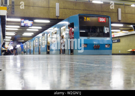 SANTIAGO, CHILE - Dezember 2014: Ein altes Santiago u NS 74 am Bahnhof El Llano Bahnhof Stockfoto