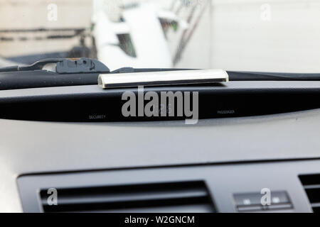 Nowosibirsk, Russland - 07.09.2019: Blick auf das Innere von Toyota Camry 2006 mit Dashboard, Uhr nach der Reinigung vor dem Verkauf auf dem Parkplatz Stockfoto