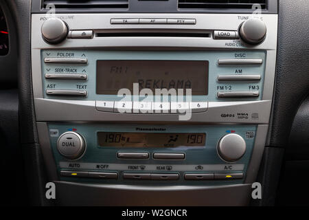 Nowosibirsk, Russland - 07.09.2019: Blick auf das Innere von Toyota Camry 2006 mit Dashboard, Uhr, Media System nach der Reinigung vor dem Verkauf auf dem Parkplatz Stockfoto