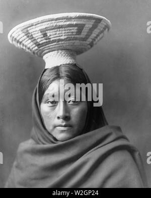 Edward S. Curits Native American Indians - Papago Indian, Luzi, Kopf und Schultern im Porträt, Vorderseite, mit einem Korb Tablett auf dem Kopf. 1907 Stockfoto