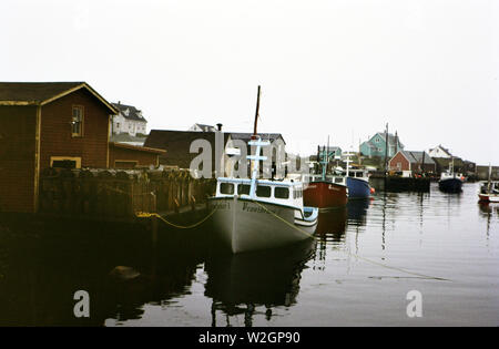 Fischerboote im Hafen in Peggy's Cove angedockt, Nova Scotia Ca. 1986 Stockfoto