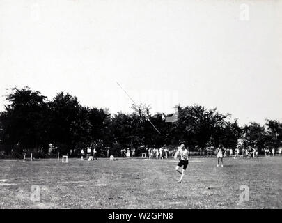 Armee Olympischen tryouts bei Jefferson Kasernen, St. Louis, MO, das Werfen von einem Speer Ca. 7/5/1920 Stockfoto