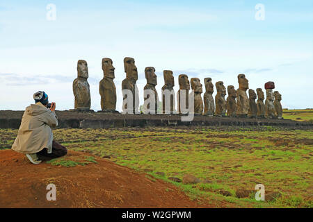 Mann Fotografieren der 15 riesigen Moai Statuen von Ahu Tongariki, archäologische Stätte in Easter Island, Chile, Südamerika Stockfoto