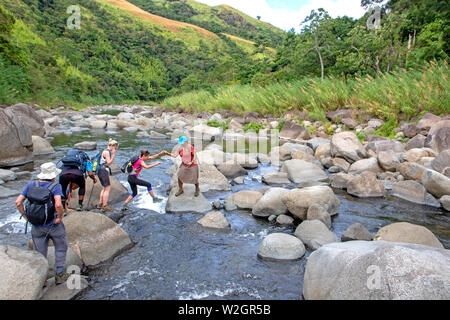 Wanderer Überquerung der Sigatoka River, der längste Fluss in Fidschi Stockfoto