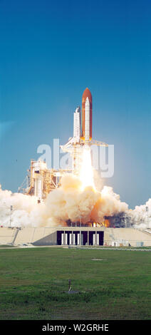 STS-29 Entdeckung, Orbiter Fahrzeug (OV) 103, hebt vom KSC LC Pad 39B Stockfoto