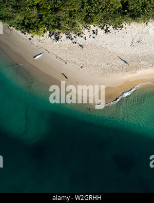 Spektakuläre Aussicht über Burleigh Beach und North Burleigh an der Gold Coast mit unendlichen Strand, schöne Wellen im Ozean und Menschen zu Fuß. Stockfoto