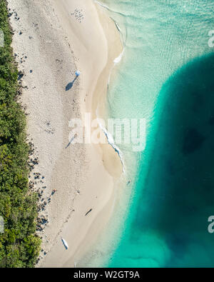 Spektakuläre Aussicht über Burleigh Beach und North Burleigh an der Gold Coast mit unendlichen Strand, schöne Wellen im Ozean und Menschen zu Fuß. Stockfoto