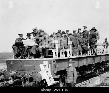 Sekretär. Baker, General Pershing und andere Offiziere die Prüfung einer Karte bei Montoir, Frankreich ca. März 1918 Stockfoto