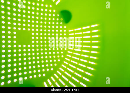 Nahaufnahme eines grünen Kunststoff Sieb, einem küchenutensil Pasta abtropfen lassen, auf weißem Hintergrund Stockfoto