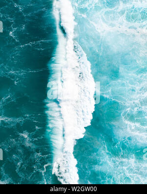 Luftaufnahme von Wellen und Walzen im Ozean. Sturm auf der Suche Bilder von einem Meer, Ozean und blaues Wasser mit Mustern von Sand Stockfoto
