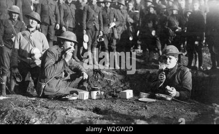 Diese doughboys erfreuen sich einige der Türkei, die Ihnen von einigen französischen Personen gesendet wird. Die Jungs waren auch die Empfänger einer Menge von Tabak. Arcis-sur-Aube, Frankreich ca. Februar 1918 Stockfoto