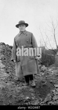 Herr EH Südlichen, US-amerikanischer Schauspieler, stehend auf einem zerstörten Mauer bei menil-la-Tour, Frankreich, in der Nähe einer YMCA Hütte Ca. 17. Februar 1918 Stockfoto