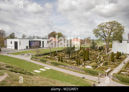 JELLING, Dänemark - 9. Mai 2017: Die modernen Viking Museum steht an dem Denkmal, das UNESCO-Weltkulturerbe Schirmherrschaft am 9. Mai 2017 in Jel Stockfoto