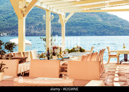 Perast, Montenegro - 24. August 2017: Fragment des alten Cafe auf dem Wasser ist ein beliebter Touristenort mit köstlichen lokalen Küche und eine beautifu Stockfoto