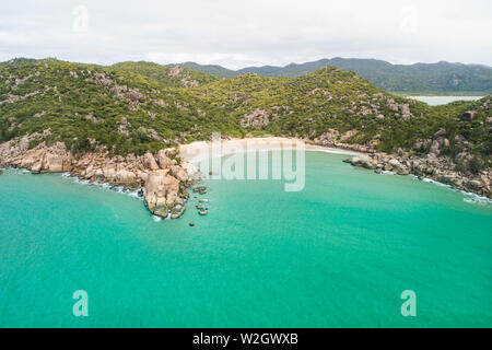 Antenne Aussicht auf einer tropischen Insel in der Mitte des Archipels. Drone Schüsse über Magnetic Island im Norden von Queensland und in der Nähe des Great Barrier ree Stockfoto