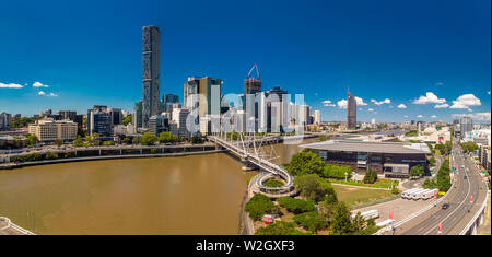 BRISBANE, Australien - 19.März 2019: Brisbane und die Southbank Luftaufnahme mit William Jolly und Kurilpa Brücken im Vordergrund, Queensland, Australien Stockfoto