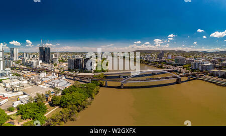 BRISBANE, Australien - 19.März 2019: Brisbane und die Southbank Luftaufnahme mit William Jolly und Kurilpa Brücken im Vordergrund, Queensland, Australien Stockfoto