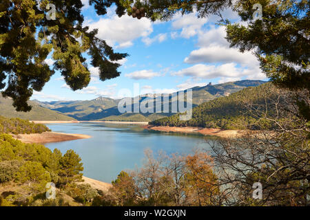 Behälter- und Berglandschaft in Cazorla, Jaen. Tranco Beas. Spanien Stockfoto