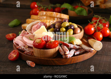 Italienisches Essen, Schinken, Oliven, Käse und Tomaten Stockfoto