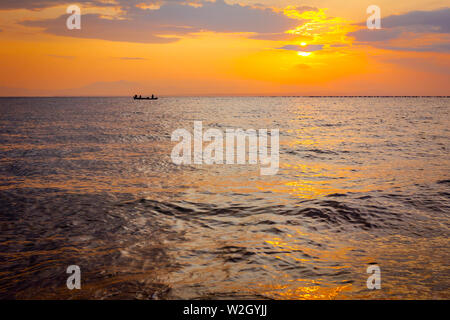 Angeln Boot über das Meer und gehen am Morgen Fischen. Stockfoto