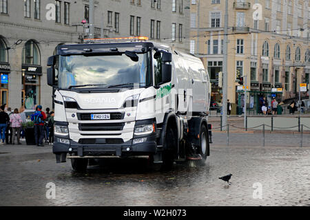 Helsinki, Finnland. Juli 2, 2019. Nächste Generation Scania P320 montiert Buchner Cityfant 6000 Street Sweeper von J-Trading reinigt Helsinki Marktplatz. Stockfoto