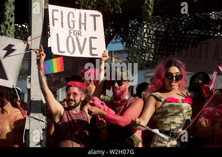 Die Partygänger auf der Gay Pride 2019 Veranstaltung in Barcelona Stockfoto