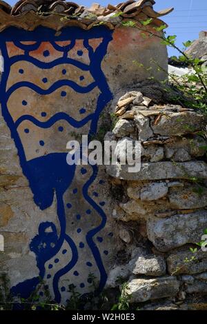 Gemalte Graffiti auf einem Abschnitt der Wand an ein neues Haus im Bergdorf auf Korfu AFionis* Stockfoto