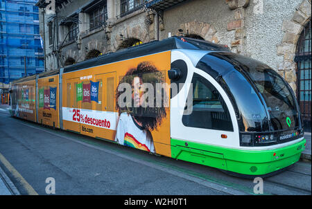 Euskotren Straßenbahn in Bilbao. Stockfoto