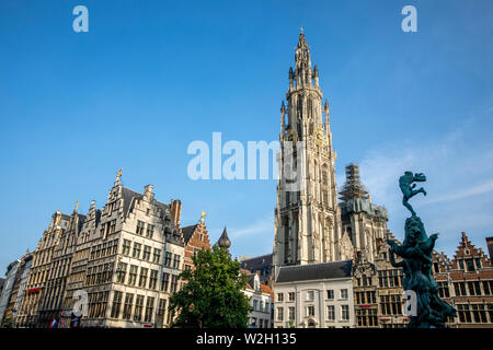 Historische Gebäude und Turm der Kathedrale, Antwerpen, Belgien. Stockfoto