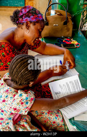 ICCV Nazemse NGO in Ouagadougou, Burkina Faso. Schule helfen. Stockfoto