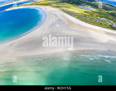 Luftaufnahme der ausgezeichnet Narin Strand von Portnoo und Inishkeel Insel im County Donegal, Irland. Stockfoto