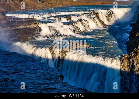 Gullfoss Wasserfall in Island, Europa. Gullfoss ist einer der bekanntesten Wasserfälle in Island und touristische Attraktionen in der Schlucht des Hvi Stockfoto