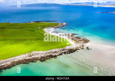 Luftaufnahme der ausgezeichnet Narin Strand von Portnoo und Inishkeel Insel im County Donegal, Irland. Stockfoto