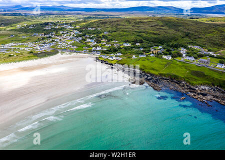 Luftaufnahme der ausgezeichnet Narin Strand von Portnoo und Inishkeel Insel im County Donegal, Irland. Stockfoto