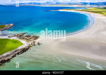 Luftaufnahme der ausgezeichnet Narin Strand von Portnoo und Inishkeel Insel im County Donegal, Irland. Stockfoto