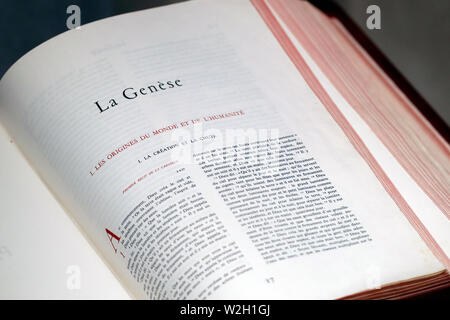 Bibel in der Kirche öffnen. Das Buch Genesis. Combloux. Frankreich. Stockfoto