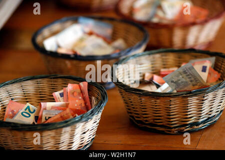 Sammlung während einer katholischen Messe Korb mit Euro. Frankreich. Stockfoto