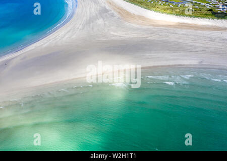 Luftaufnahme der ausgezeichnet Narin Strand von Portnoo und Inishkeel Insel im County Donegal, Irland. Stockfoto