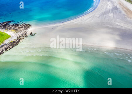 Luftaufnahme der ausgezeichnet Narin Strand von Portnoo und Inishkeel Insel im County Donegal, Irland. Stockfoto