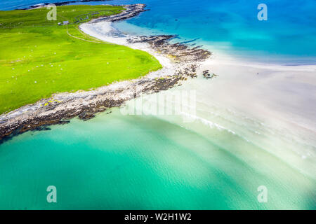 Luftaufnahme der ausgezeichnet Narin Strand von Portnoo und Inishkeel Insel im County Donegal, Irland. Stockfoto