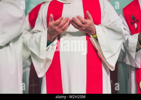 FRAT katholische Jugend Rallye in Jambville, Frankreich. Priester. Stockfoto