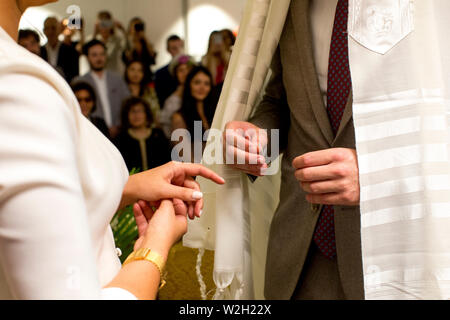 Jüdische Hochzeit in einer Synagoge in Paris, Frankreich. Stockfoto