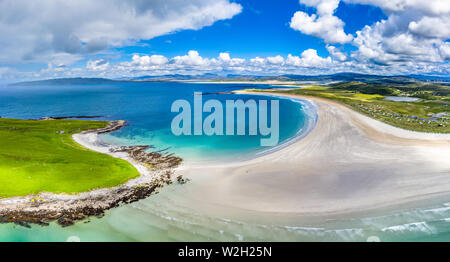 Luftaufnahme der ausgezeichnet Narin Strand von Portnoo und Inishkeel Insel im County Donegal, Irland. Stockfoto