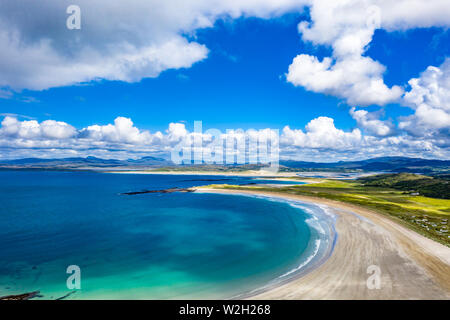 Luftaufnahme der ausgezeichnet Narin Strand von Portnoo und Inishkeel Insel im County Donegal, Irland. Stockfoto