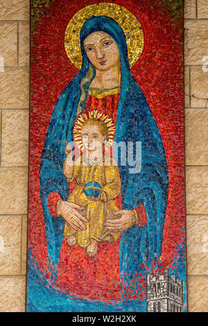 Italienisches Mosaik in der Verkündigung Römisch-katholische Basilika, Nazareth, Galiläa, Israel. Detail. Madonna della Libera. Stockfoto