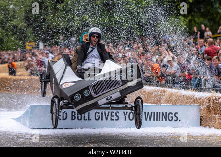 Ally Pally MIB-team Auto konkurrieren in der Red Bull Seifenkistenrennen 2019 an Alexandra Park, London, UK. Sprung über Rampe mit Menschen Stockfoto