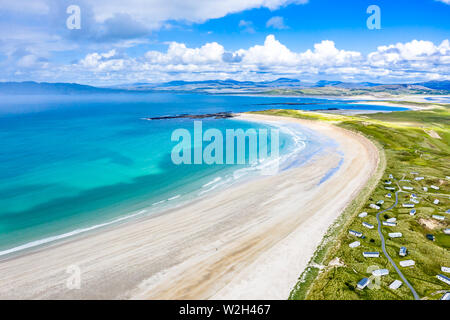 Luftaufnahme der ausgezeichnet Narin Strand von Portnoo und Inishkeel Insel im County Donegal, Irland. Stockfoto